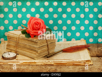 Anciennes lettres d'amour et cartes postales avec fleur rose rose isolé sur fond blanc. Sentimental nostalgique de la vie encore. Retro style Banque D'Images