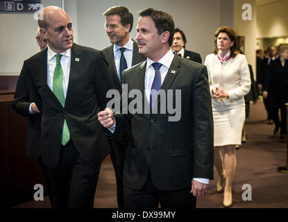 Bruxelles, Bxl, Belgique. Mar 20, 2014. (L-R) Premier ministre suédois Frederik Reinfeldt, Premier Ministre du Luxembourg, et Xavier Bettel chat lors d'une photo de famille au début du printemps la tête d'Etat lors du Sommet européen au Conseil de l'Union européenne siège à Bruxelles, Belgique le 20.03.2014. Credit : ZUMA Press, Inc./Alamy Live News Banque D'Images