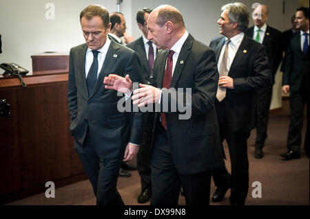 Bruxelles, Bxl, Belgique. Mar 20, 2014. Le Premier ministre polonais Donald Tusk (L) et le président de la Roumanie Traian Basescu (R) chat lors d'une photo de famille au début du printemps la tête d'Etat lors du Sommet européen au Conseil de l'Union européenne siège à Bruxelles, Belgique le 20.03.2014. Credit : ZUMA Press, Inc./Alamy Live News Banque D'Images