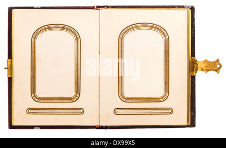 Vintage album photo avec couverture en cuir. livre ancien avec décoration dorée isolé sur fond blanc Banque D'Images