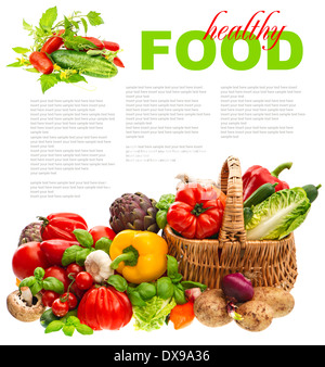 Des légumes frais et des herbes sur fond blanc. les produits laitiers biologiques. Banque D'Images