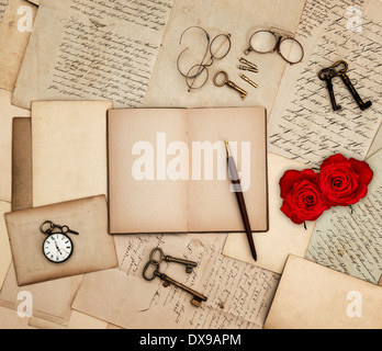 Accessoires anciens, vieilles lettres, regarder, red rose fleurs et touches. fond nostalgique sentimentale Banque D'Images