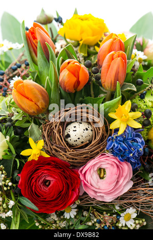 Gros plan du bouquet de Pâques colorés avec oeuf Décoration. fleurs de printemps tulipe, Ranunculus, jacinthe, Daisy, anemone Banque D'Images