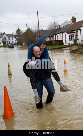 La lutte par les résidents village inondé de Steeple Bumpstead dans Essex aujourd'hui après les fortes pluies de la nuit Pic George Impey Banque D'Images