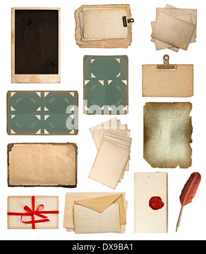 Ensemble de divers vieux papier feuilles. vintage photo album et des pages de livre, des cartes, des morceaux isolé sur fond blanc Banque D'Images