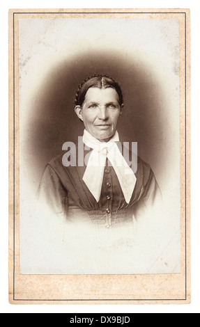 Ancien portrait of senior woman in vintagee anciens d'origine. robe photo de ca. 1890 Banque D'Images