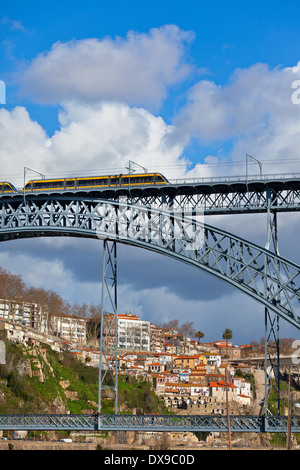 Metro train sur le pont de Dom Luiz de Porto. Shot verticale Banque D'Images