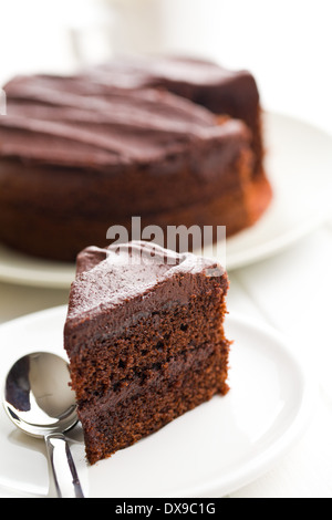 Moelleux au chocolat noir sur la plaque Banque D'Images