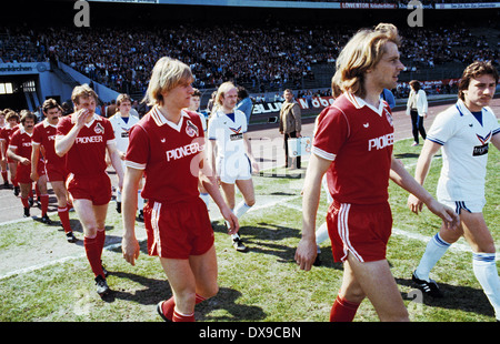 Football, DFB, 1979-1980, demi-finale, Parkstadion, FC Schalke 04 contre 1. FC Cologne 0:2, l'exécution des équipes, devant f.l.t.r. les joueurs de Cologne Harald Konopka, Herbert Zimmermann, Holger Willmer, Bernd Schuster, Herbert Neumann, Wolfram droit Wu Banque D'Images