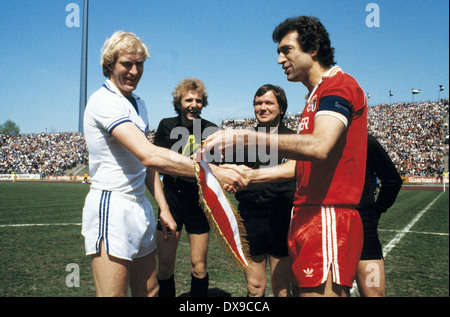 Football, DFB, 1979-1980, demi-finale, Parkstadion, FC Schalke 04 contre 1. FC Cologne 0:2, bienvenue, les chefs d'équipe Rolf Ruessmann (S04) à gauche et Bernhard Cullmann (Cologne), derrière l'arbitre Wolf-Dieter Ahlenfelder et assistants Banque D'Images