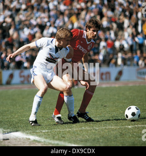 Football, DFB, 1979-1980, demi-finale, Parkstadion, FC Schalke 04 contre 1. FC Cologne 0:2, scène du match, Michael Opitz (S04) à gauche et Herbert Zimmermann (Cologne) Banque D'Images