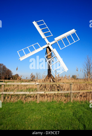 Une vue de Palmer's Moulin de drainage sur les Norfolk Broads à Upton, Norfolk, Angleterre, Royaume-Uni. Banque D'Images