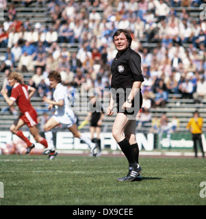 Football, DFB, 1979-1980, demi-finale, Parkstadion, FC Schalke 04 contre 1. FC Cologne 0:2, scène du match, arbitre Wolf-Dieter Ahlenfelder Banque D'Images