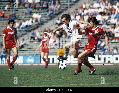 Football, DFB, 1979-1980, demi-finale, Parkstadion, FC Schalke 04 contre 1. FC Cologne 0:2, scène du match, Dieter Prestin (Cologne) droit et Ruediger Abramczik (S04) 2.f.r., Gauche Yasuhiko Okudera (Cologne) Banque D'Images