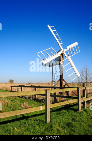 Une vue de Palmer's Moulin de drainage sur les Norfolk Broads à Upton, Norfolk, Angleterre, Royaume-Uni. Banque D'Images