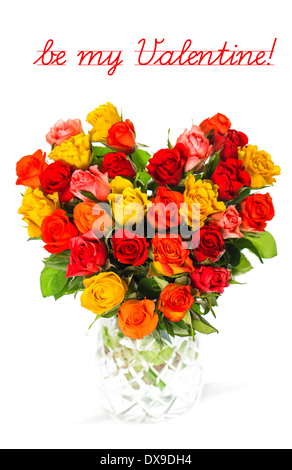 Bouquet en forme de coeur de couleurs de rose dans un vase sur fond blanc avec l'échantillon de texte. être mon Valentin concept de carte. Banque D'Images