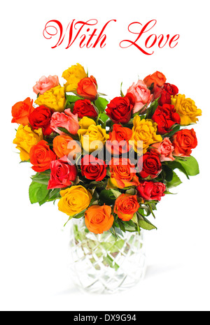 Bouquet en forme de coeur de couleurs de rose dans un vase sur fond blanc avec l'échantillon de texte. Concept de carte avec l'amour. Banque D'Images