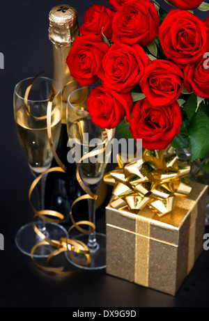 Joyeux Anniversaire Champagne Bouteille Avec Des Gouttes D Eau Contre Une Essence De Couleur Pale Photo Stock Alamy