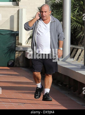 Sir Philip Green chatter sur son téléphone portable tout en marchant au bord de la mer à Monaco Monte Carlo, Monaco - 17.11.12 Fe Banque D'Images