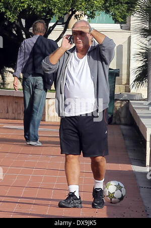 Sir Philip Green chatter sur son téléphone portable tout en marchant au bord de la mer à Monaco Monte Carlo, Monaco - 17.11.12 Fe Banque D'Images