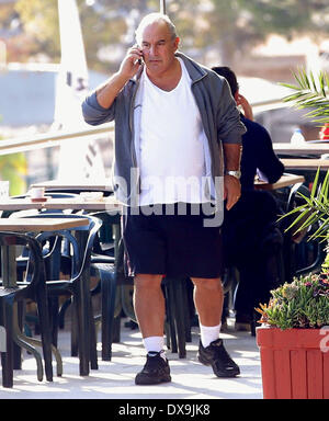 Sir Philip Green chatter sur son téléphone portable tout en marchant au bord de la mer à Monaco Monte Carlo, Monaco - 17.11.12 Fe Banque D'Images