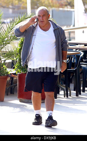 Sir Philip Green chatter sur son téléphone portable tout en marchant au bord de la mer à Monaco Monte Carlo, Monaco - 17.11.12 Fe Banque D'Images