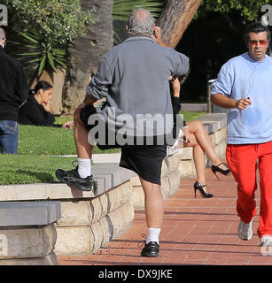 Sir Philip Green chatter sur son téléphone portable tout en marchant au bord de la mer à Monaco Monte Carlo, Monaco - 17.11.12 Fe Banque D'Images