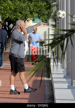 Sir Philip Green joue avec un ballon de football tout en bavardant sur son téléphone portable par le bord de mer à Monaco Monte Carlo, Monaco - 17.11.12 comprend : Sir Philip Green Quand : 17 Nov 2012 Banque D'Images