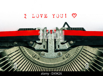 Vieille machine à écrire avec l'exemple de texte JE VOUS AIME ! Mots rouges avec coeur sur papier blanc Banque D'Images