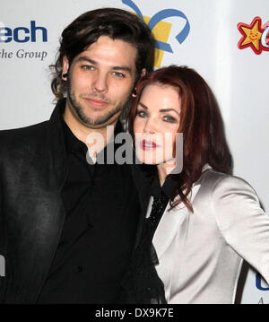 Priscilla Presley avec fils Navarone Garibaldi La Dream Foundation's 11e célébration annuelle de rêves Gala à la Bacara Resort & Spa - Arrivées Santa Barbara, Californie - 16.11.12 comprend : Priscilla Presley avec fils Navarone Garibaldi Où : Santa Barbara, California, United States Quand : 16 Nov 2012 Banque D'Images