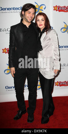 Priscilla Presley avec fils Navarone Garibaldi La Dream Foundation's 11e célébration annuelle de rêves Gala à la Bacara Resort & Spa - Arrivées Santa Barbara, Californie - 16.11.12 comprend : Priscilla Presley avec fils Navarone Garibaldi Où : Santa Barbara, California, United States Quand : 16 Nov 2012 Banque D'Images