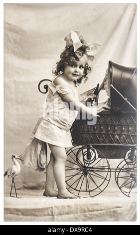 Allemagne, Berlin - circa 1900 : Ancienne photo de petite fille avec des jouets avec du grain de film original Banque D'Images