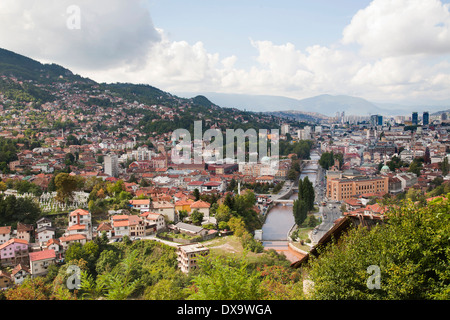 Avec vue sur la rivière Miljacka, Sarajevo, Bosnie et Herzégovine, de l'Europe Banque D'Images