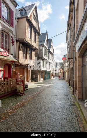 Vue vers le bas l'une des rues étroites pavées à Morlaix, Bretagne. Banque D'Images