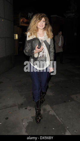 Nicola Roberts laissant Bodos Schloss Restaurant à Kensington. Londres, Angleterre - 28.11.12 comprend : Nicola Roberts laissant Bod Banque D'Images