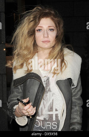 Nicola Roberts laissant Bodos Schloss Restaurant à Kensington. Londres, Angleterre - 28.11.12 comprend : Nicola Roberts laissant Bod Banque D'Images