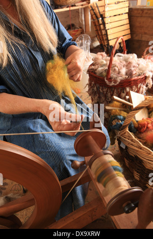 Jane Meredith,à l'aide d'une roue qui tourne dans son atelier, elle organise des cours sur l'artisanat traditionnel et des compétences. Banque D'Images