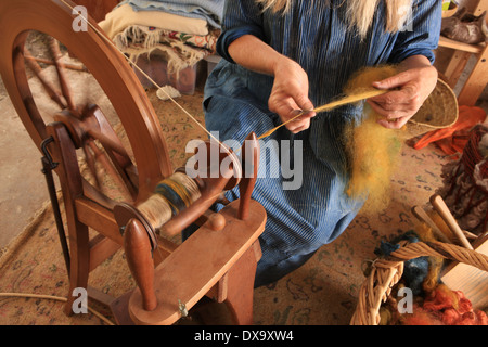 Jane Meredith,à l'aide d'une roue qui tourne dans son atelier, elle organise des cours sur l'artisanat traditionnel et des compétences. Banque D'Images