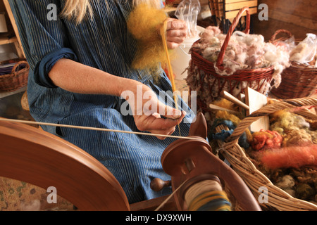 Jane Meredith,à l'aide d'une roue qui tourne dans son atelier, elle organise des cours sur l'artisanat traditionnel et des compétences. Banque D'Images