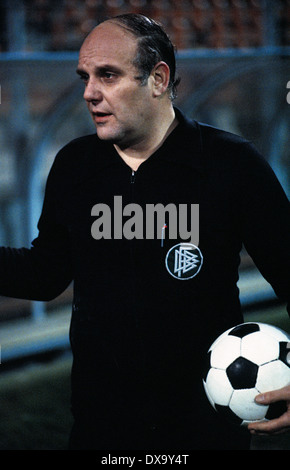 Football, Bundesliga, 1980-1981, stade de la Ruhr, Bochum contre TSV 1860 Munich 4:1, arbitre Klaus Ohmsen Banque D'Images