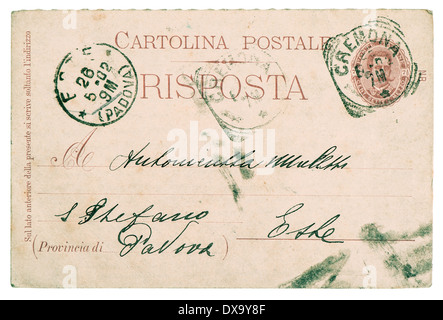 Carte postale. vieille lettre manuscrite avec italien typique au temps des timbres et des textures de papier texte illisible. Banque D'Images