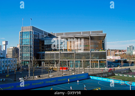 Vue sur le Brent Civic Center et bibliothèque de Wembley, London Borough of Brent, London, Angleterre, Royaume-Uni Banque D'Images