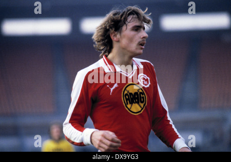 Football, Bundesliga, 1980-1981, stade du Rhin, Fortuna Düsseldorf contre Borussia Dortmund 2:2, scène du match, Thomas Allofs (Fortuna) Banque D'Images