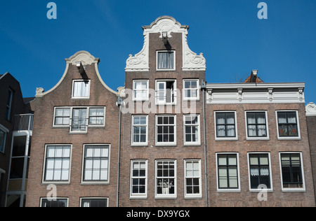 Maisons traditionnelles néerlandaises avec éléments décoratifs Amsterdam Pays-Bas Banque D'Images