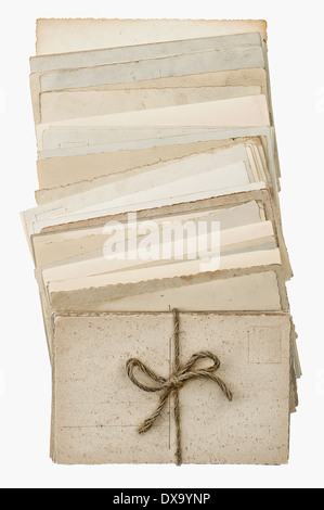 Cartes postales isolé sur fond blanc. de vieux papier vierge cartes. Esprit vintage photo Banque D'Images