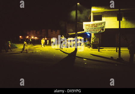 La vie dans la rue, la nuit, en face de canton de Yopougon Abidjan, Côte d'Ivoire, Afrique du Sud Banque D'Images