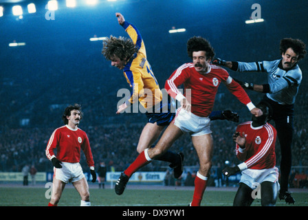 Football, Coupe des vainqueurs de coupe, 1980-1981, quart de finale, première étape, stade du Rhin, Fortuna Düsseldorf contre S.L. Benfica 2:2, scène du match, f.l.t.r. Joao Alves (Benfica), Ruediger Wenzel (Fortuna), chef d'équipe Humberto Coelho (Benfica), Reinaldo (Benfi Banque D'Images