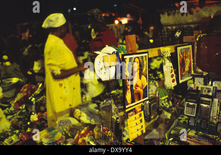 Échoppe de marché de nuit, Yopougon township, en face d'Abidjan, Côte d'Ivoire, Afrique du Sud Banque D'Images