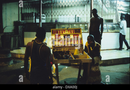 La vie dans la rue, la nuit, en face de canton de Yopougon Abidjan, Côte d'Ivoire, Afrique du Sud Banque D'Images