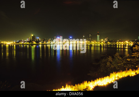 Vu de l'Abidjan Yopougon township, de nuit, la Côte d'Ivoire, Afrique Banque D'Images